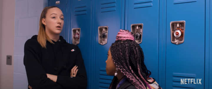 파란색캐비넷앞에서자신의친구와이야기하는조디