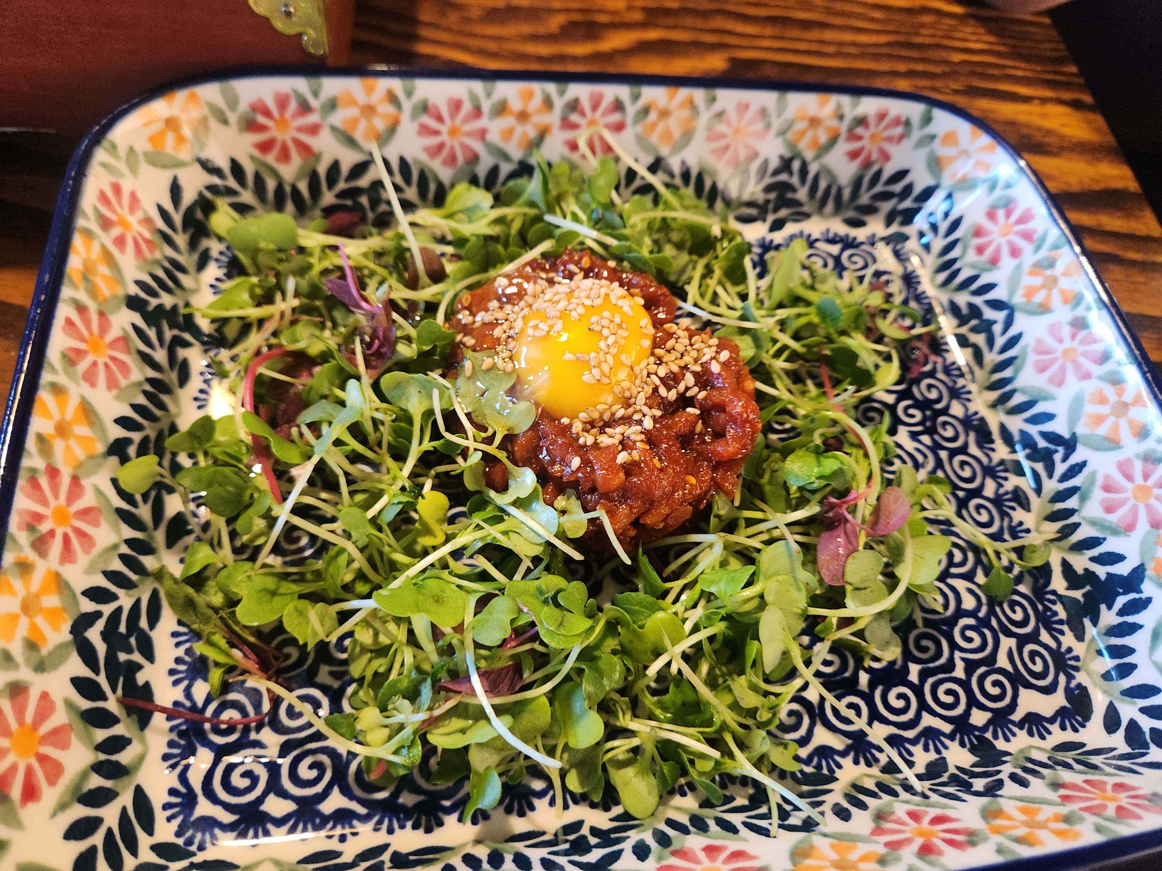 육회 맛보기 양은 작지만 맛은 괜찮았어요!! 고기 익기전에 냠냠!