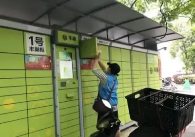 무인-택배함에-상품을-넣는-택배-기사