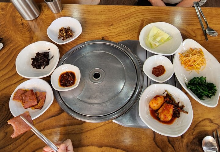 테이블위의 콩나물무침, 멸치조림등 밑반찬들