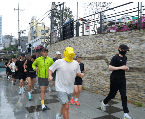 시민들과 달리는 긴벌레 김영신씨