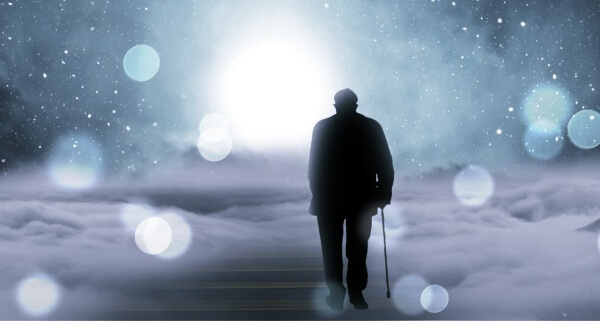 길을-걷고있는-노인의-실루엣