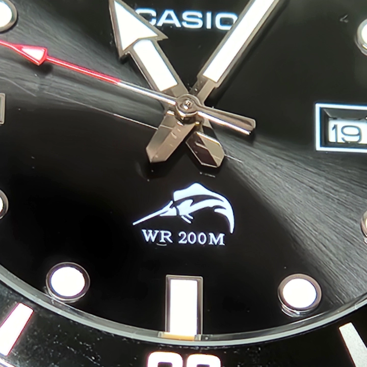 카시오 흑새치 다이버 시계 MDV106-1A. 시계 중앙에 흑새치가 박혀 있다.