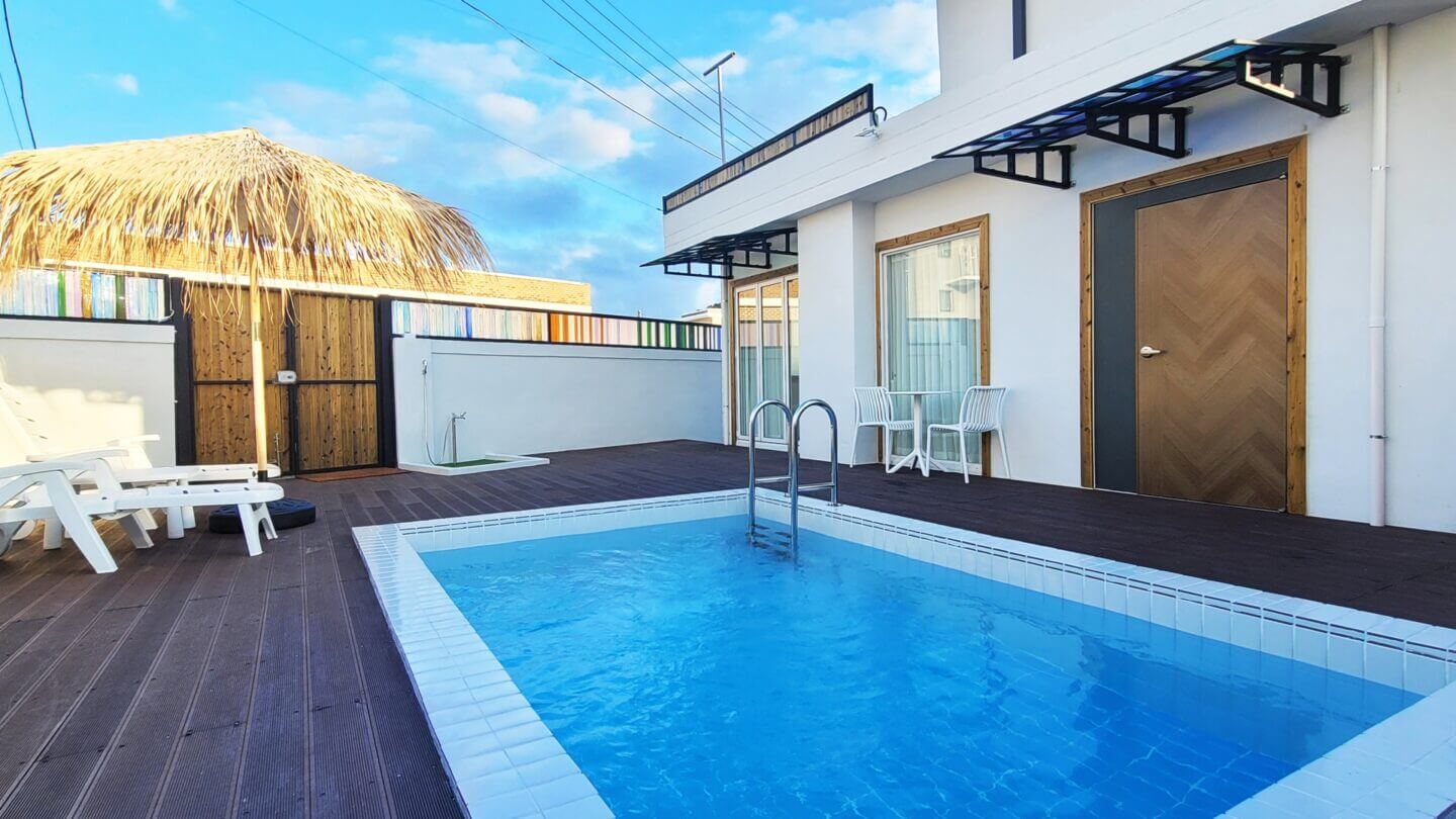 글라스 하우스 수영장