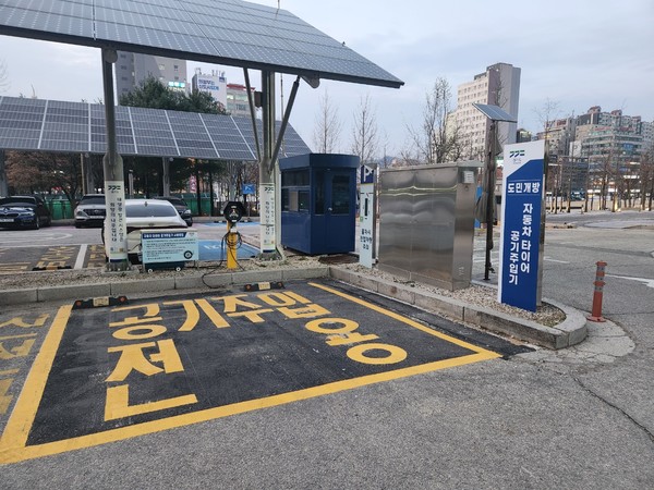 경기도가 북부청사에 자동차 타이어 공기주입기를 설치, 도민에 무료 개방한다.