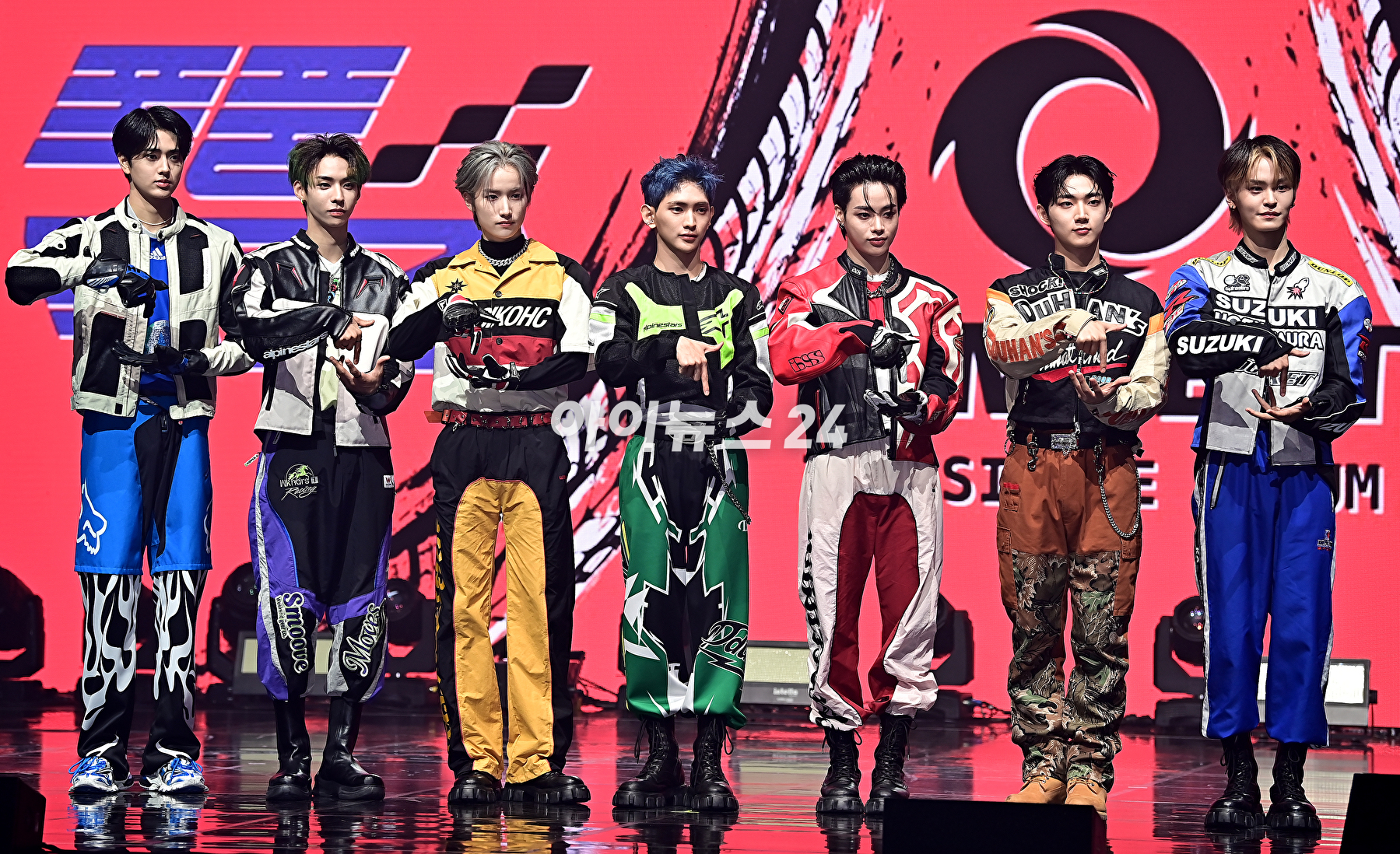 그룹 템페스트(TEMPEST)가 20일 오후 서울 목동 로운아트홀에서 열린 첫 번째 싱글 앨범 '폭풍 속으로' 쇼케이스에서 포토타임을 갖고 있다. [사진=곽영래 기자]