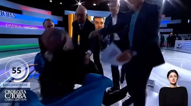 우크라이나 생방송 중 난투극 벌인 친러 정치인과 언론인 VIDEO:BRAWL breaks out on Ukrainian TV as journalist attacks Pro-Russian politician...