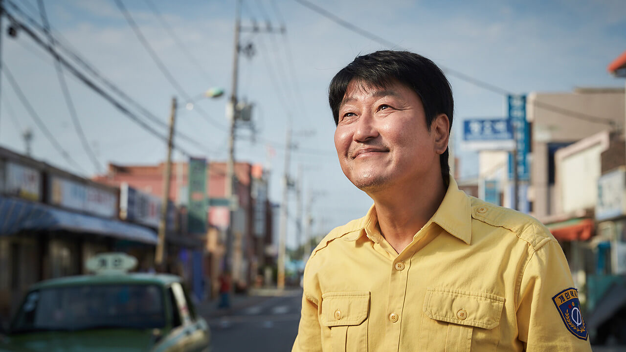 주인공이 흐뭇한 미소를 지으며 어딘가를 쳐다보는 장면