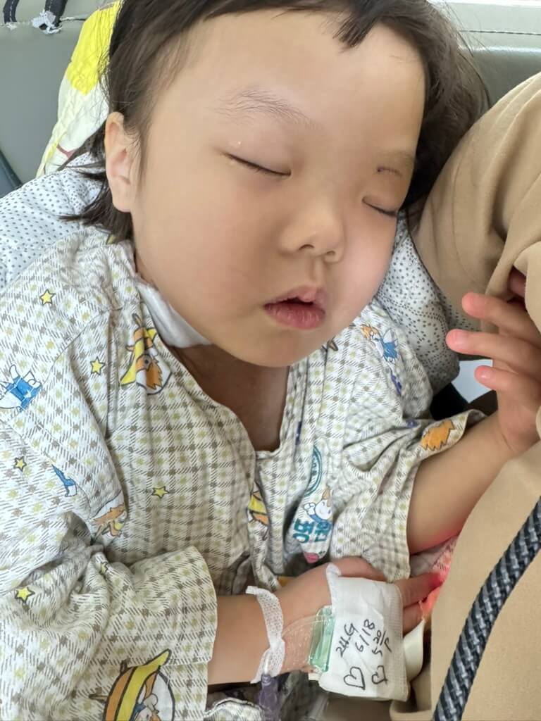 안겨서 자고 있는 아이사진