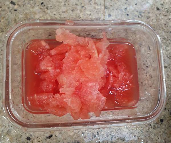 수박 껍질에서 분리된 수박 담은 사진