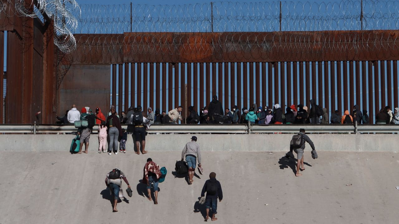 두손 든 바이든, 이제사 국경 불법 이민 막는다...트럼프가 옳았다 VIDEO: Biden approves new section of border wall as Mexico crossings rise