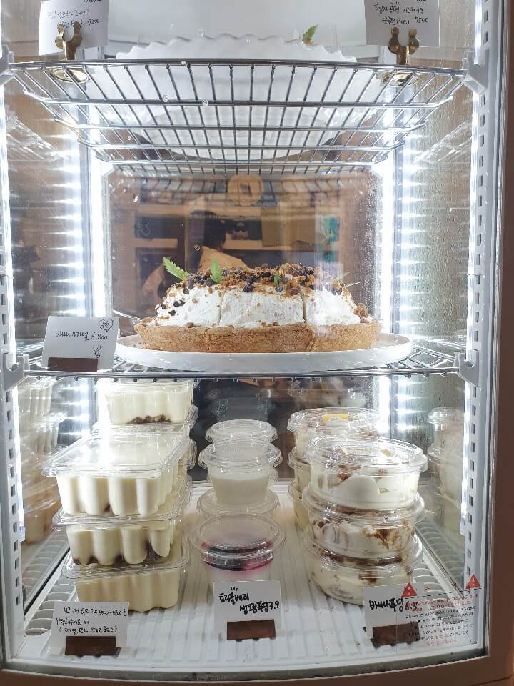 니드스윗-냉장고에-바나나카라멜-바나나푸딩과-다른-디저트들이-있다