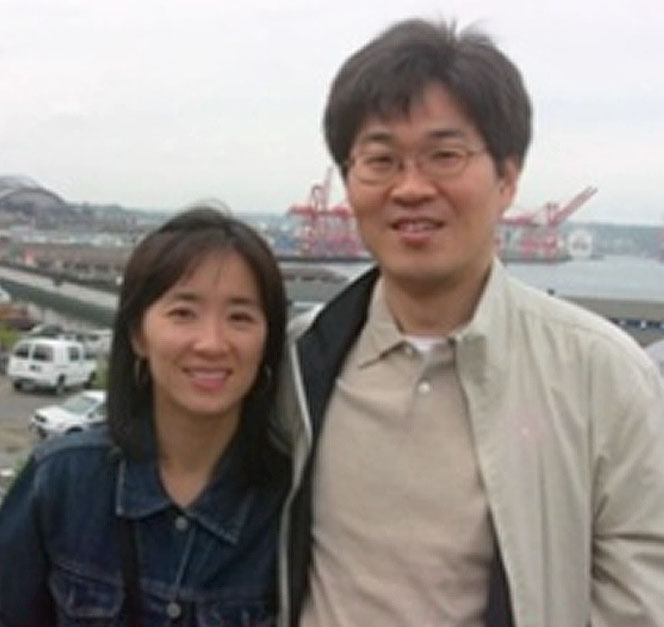 윤유선 부부 프로필 사진│윤유선과 남편 이성호 변호사가 함께 웃는 모습