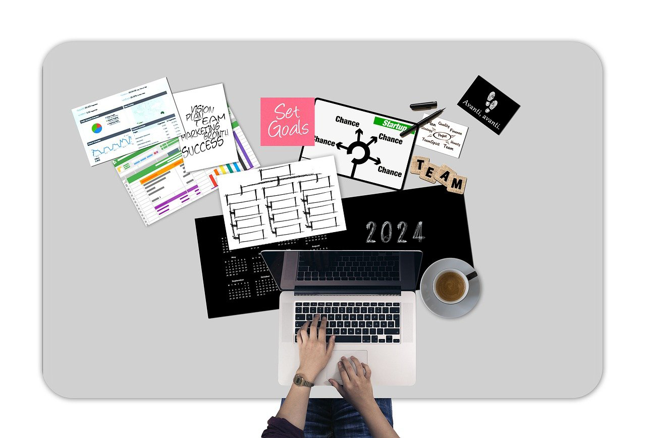 노트북을 사용하여 화면 기획을 하고 있는 모습