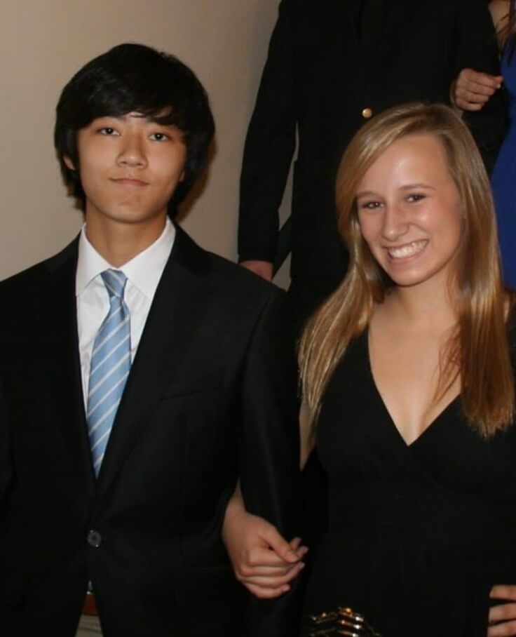 미국 유학시절에 외국인 여성과 팔짱을 끼고 있는 전우원의 모습 입니다.