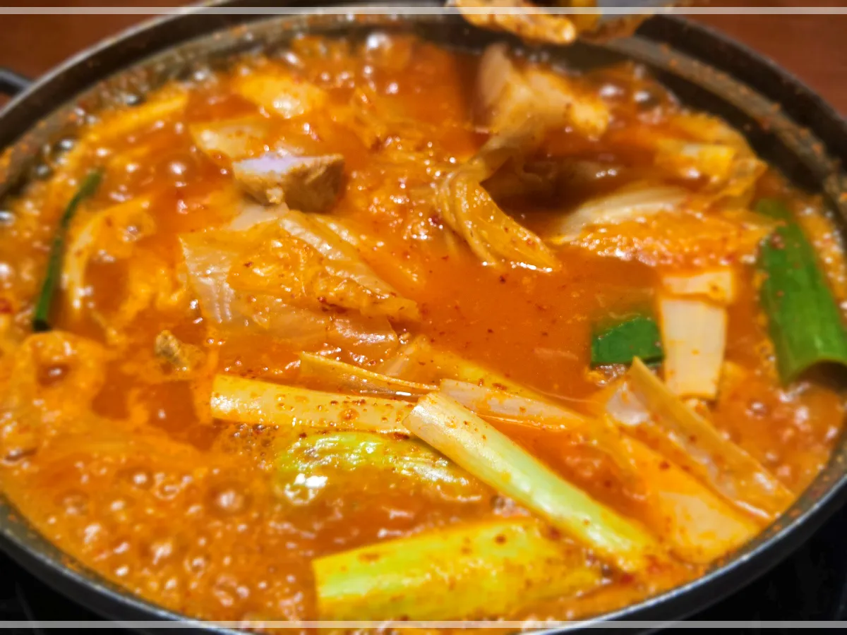 오늘도웃자두루치기본점-끓고있는-김치찌개