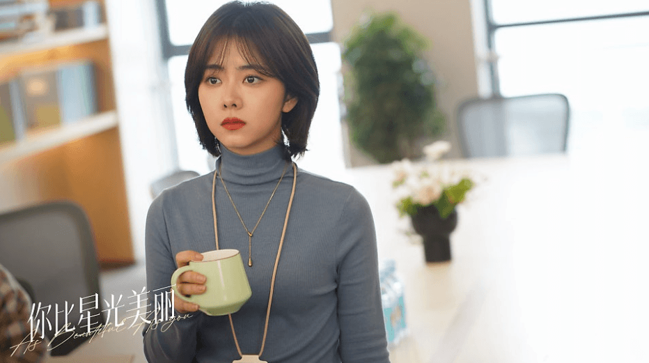 커피잔을 들고 있는 무표정의 지싱
