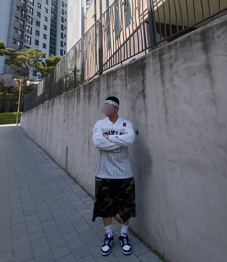 데일리룩('26. 5. 17.)하바행크 클래식 페이슬리 반다나, 드릭스 스트라이프 럭비 티셔츠, 카고브로스 카모 와이드 버뮤다 팬츠, 나이키 삭스 양말, 나이키 덩크로우 범고래