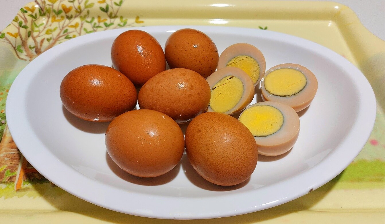 구운계란 접시에 담아놓은 사진