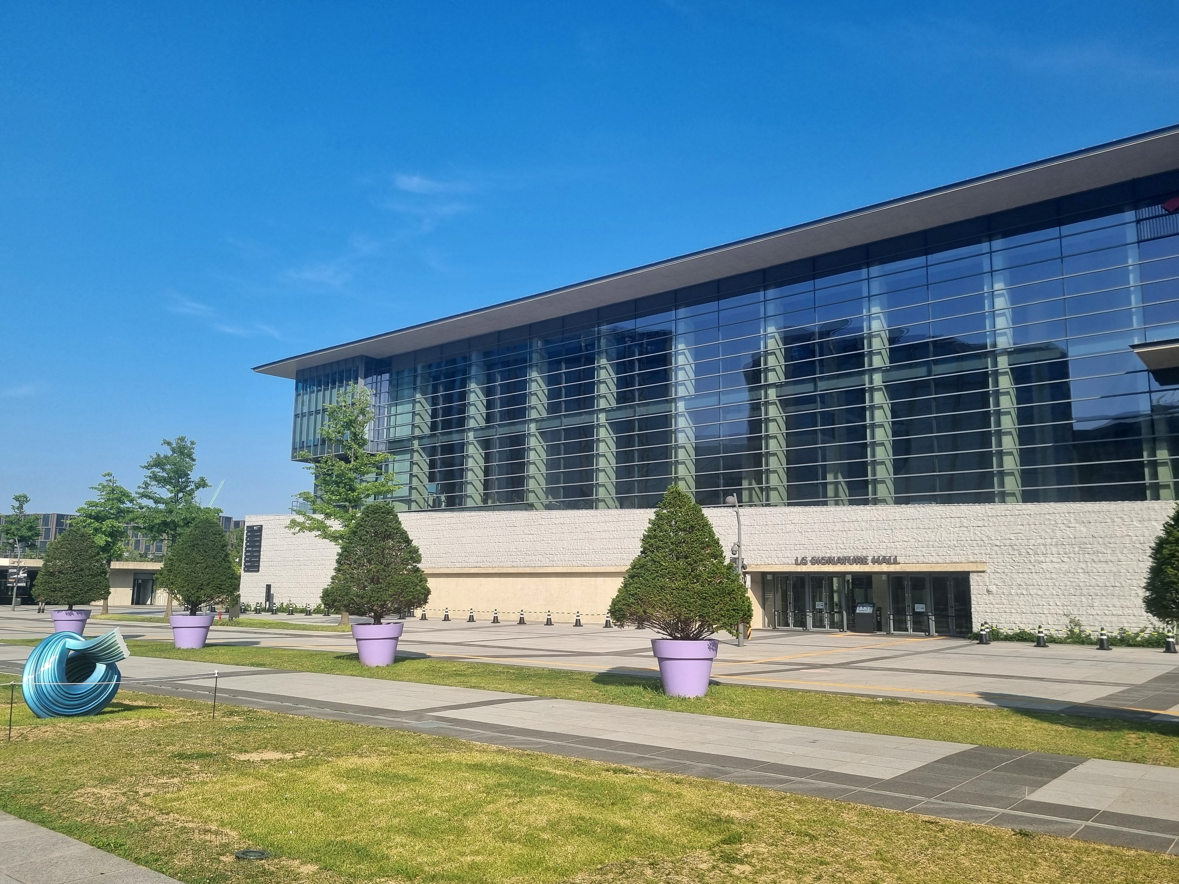 LG 시그니처 홀이 보이는 서울식물원 입구