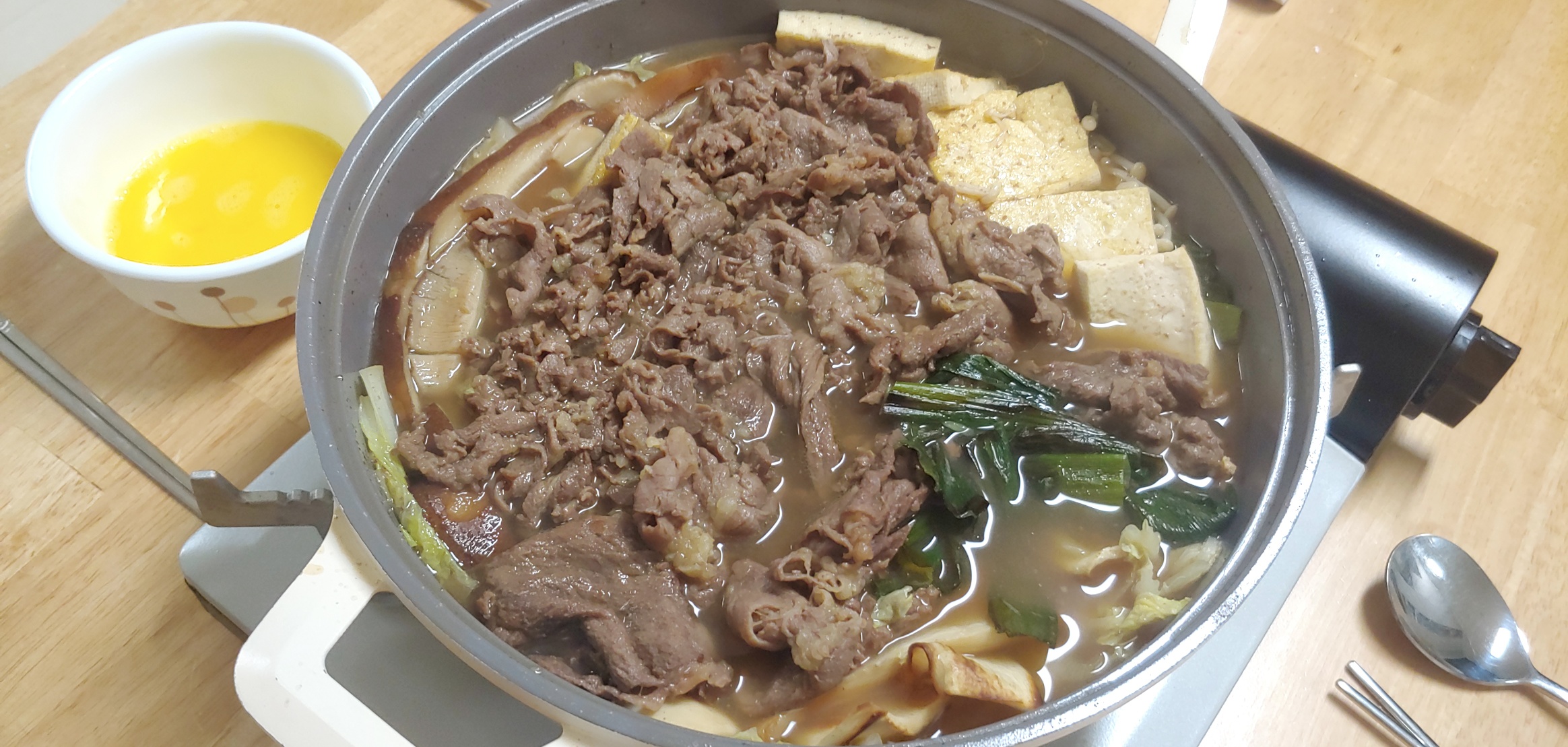 날계란을 풀어 찍어드세요. 다 드시고 남은 육수에는 우동사리 하나와 계란 1개를 추가로 풀어드시면 후식도 완성입니다.