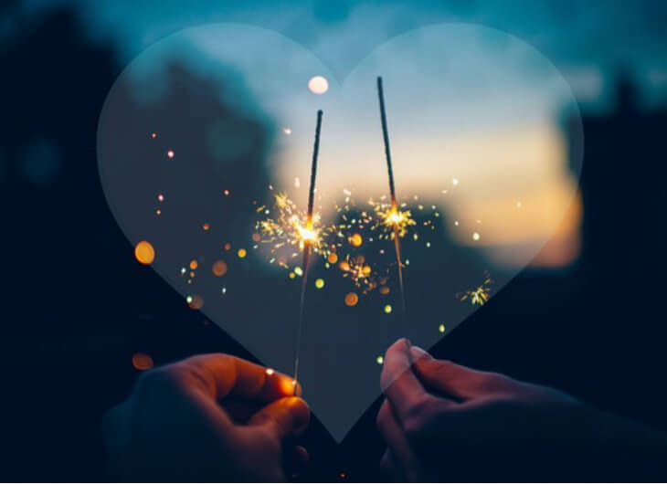 새해-불꽃놀이-중인-사람