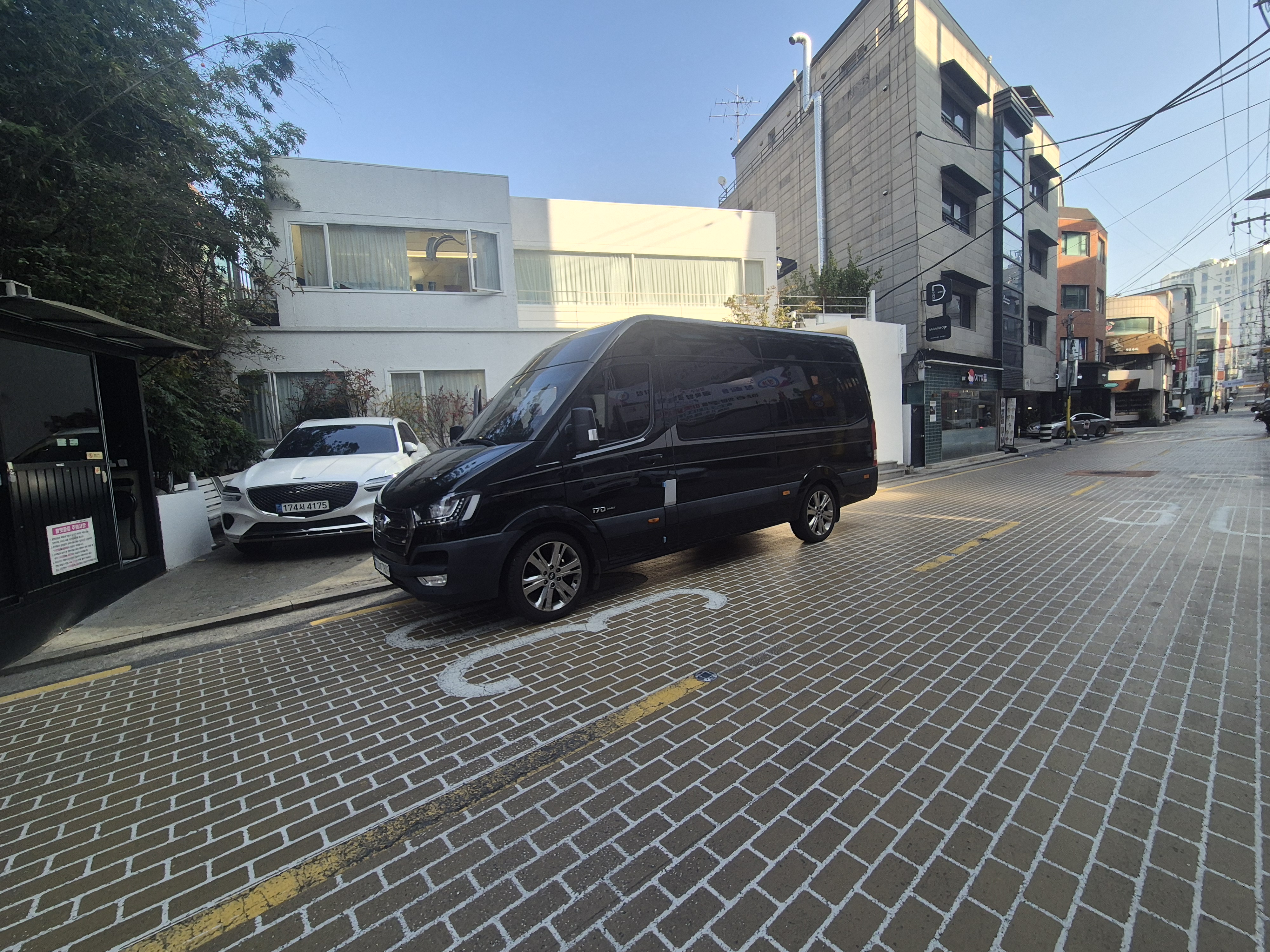 Private chauffeur van for family travel in Seoul