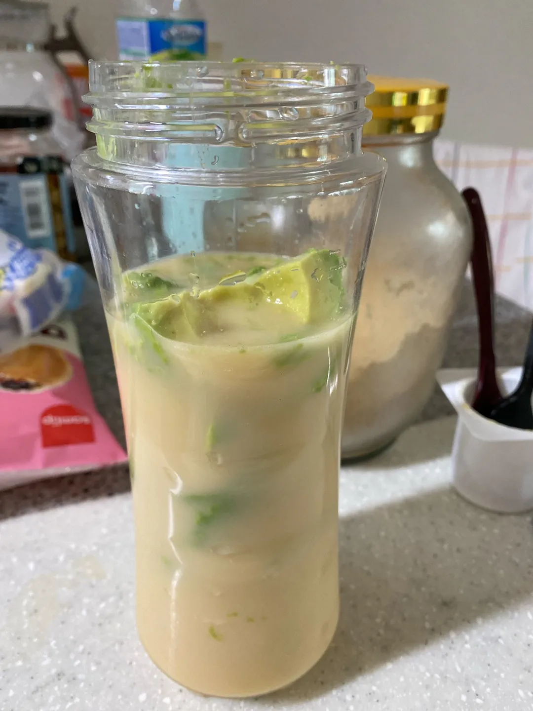 믹서기에-들어있는-아보카도와-요구르트