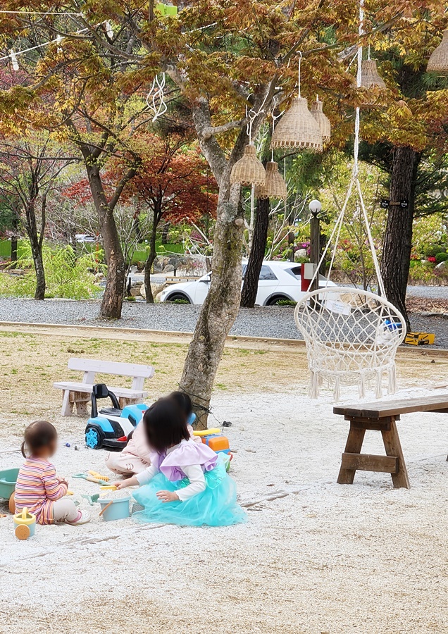 모래놀이터와 그네
