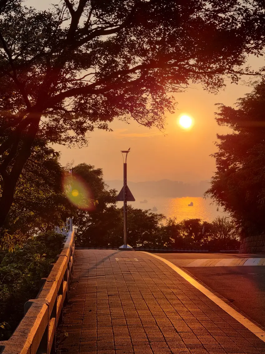 저녁 7시 무렵 태종대에서 석양이 지던 모습입니다.