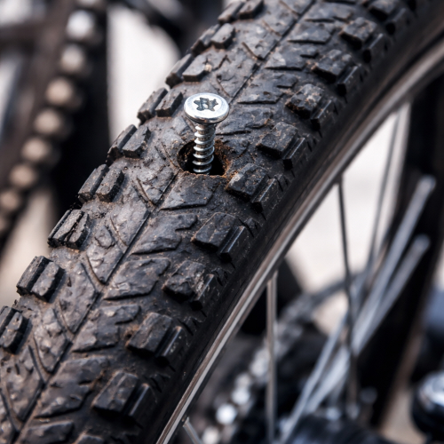 튜브를 교체하고 겉 타이어 상태를 확인하는 정비 장면