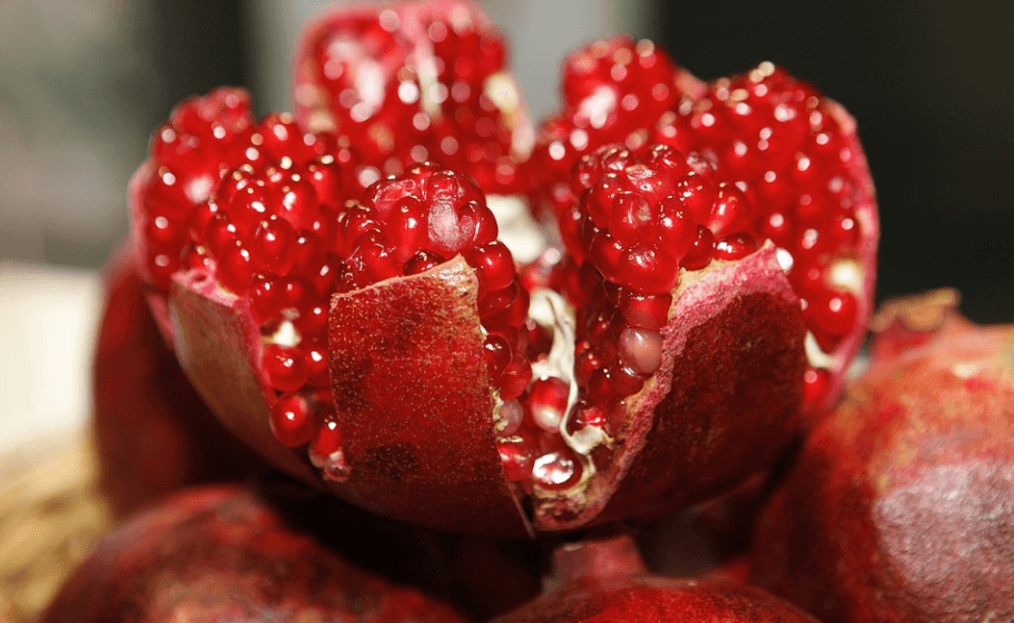 석류를 반으로 잘라 놓은 모습