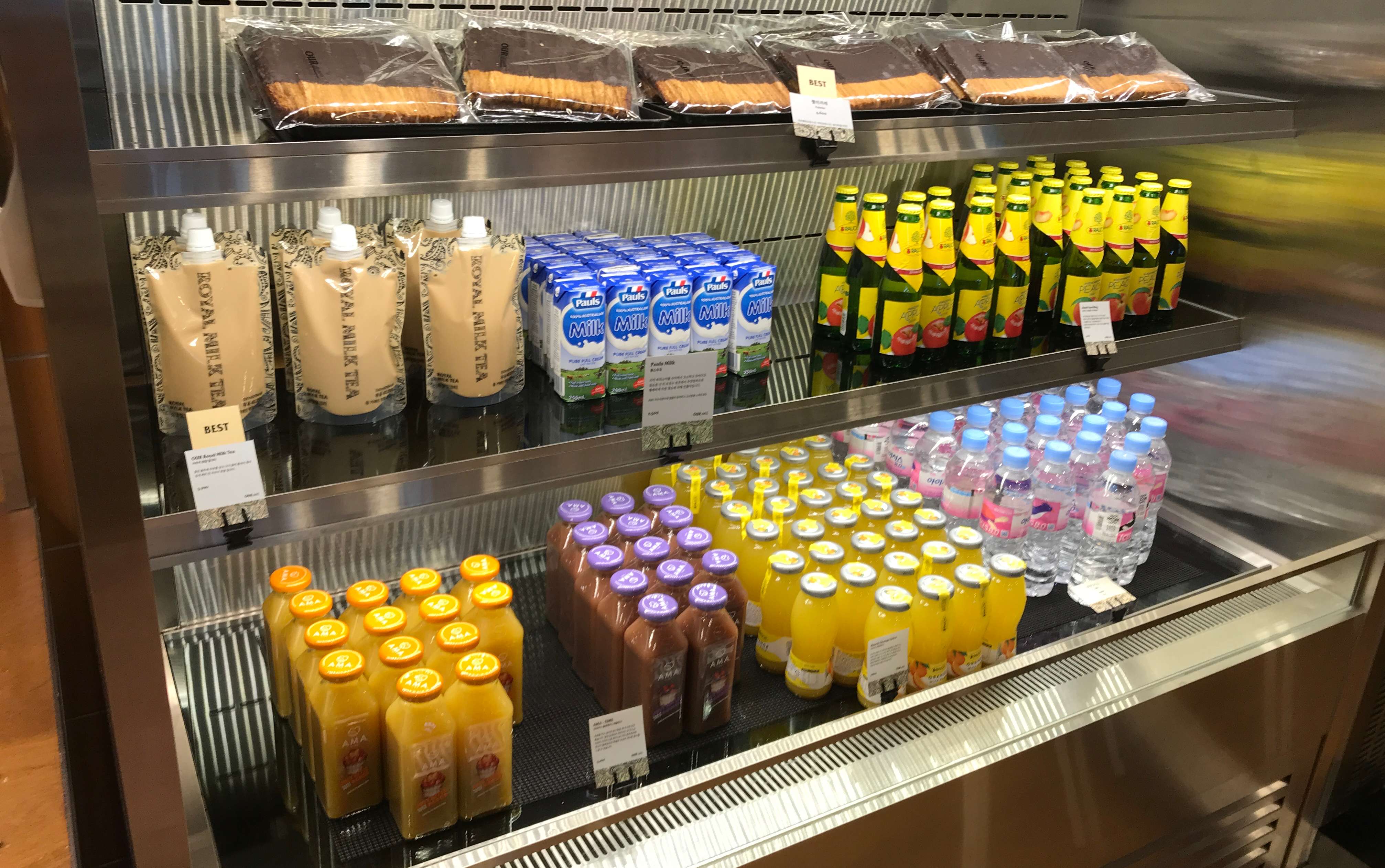 빨미까레, 밀크티, 여러 가지 음료가 있습니다.