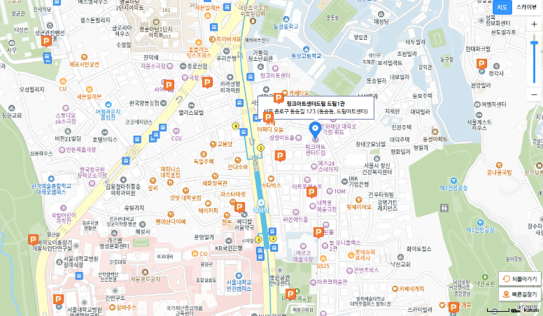 링크아트센터드림 드림1관의 위치를 중심으로 한 서울 대학로 지도. 주변 주차장, 지하철 혜화역, 주요 음식점과 극장들이 표시되어 있음.