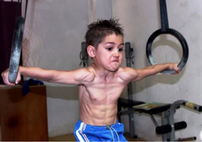 어린 아이가 헬스 하는 모습