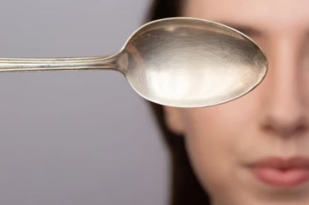 차가운 숟가락이나 얼음으로 부기 줄이기