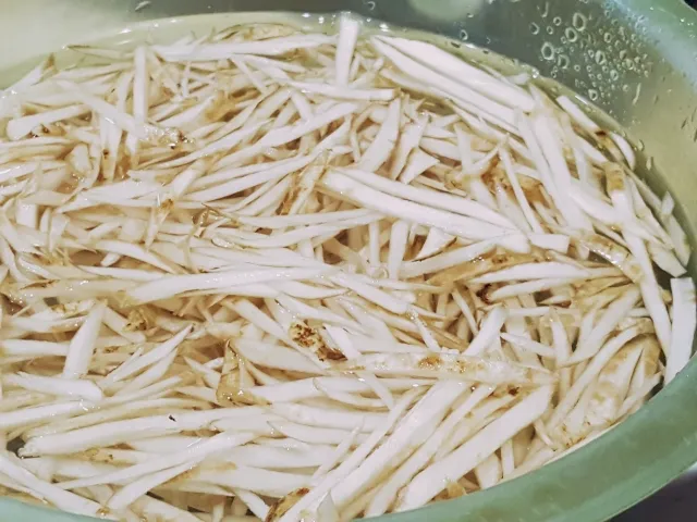 우엉 물에 담그기