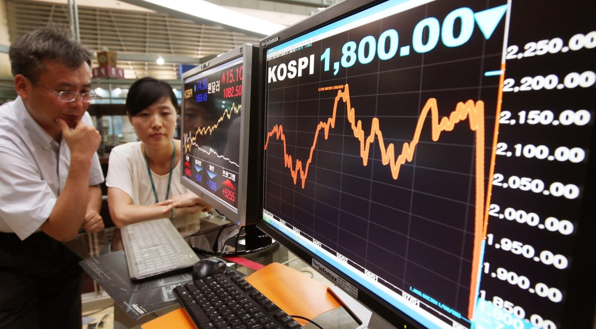 2011년 당시 국제 신용평가사 스탠더드 앤드 푸어스(S&P)가 미국 국가 신용등급을 `AAA'에서 `AA+'로 한 단계 낮추고서 처음으로 맞는 8월 8일 국내 주식시장에서 코스피가 장중 1,800까지 추락했다.