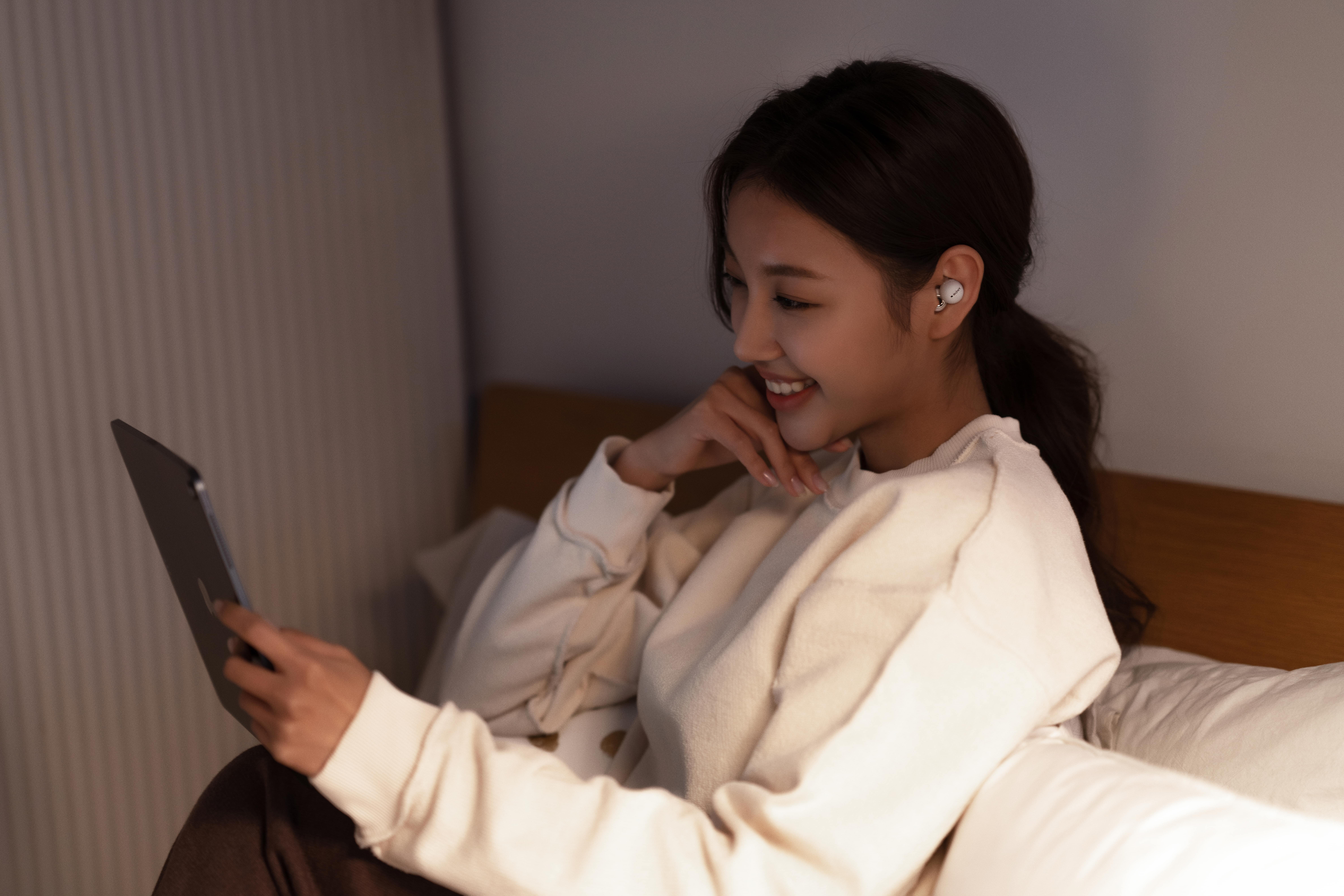 LinkBuds를 착용하고 음악을 듣는 모습