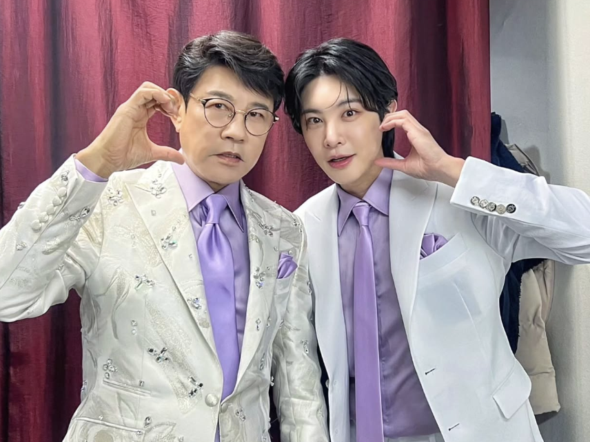 설운도와 아들 가수 이승현이 함께 포즈를 취한 모습