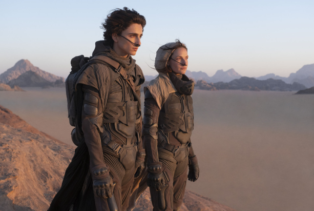 한 남성과 여성이 무언가를 응시하고 있음