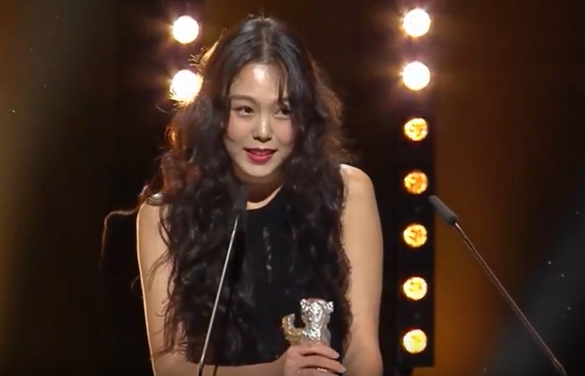 2017년 김민희 &lsquo;밤의 해변에서 혼자&rsquo;로 여자연기상(은곰상) 수상(한국인 최초)