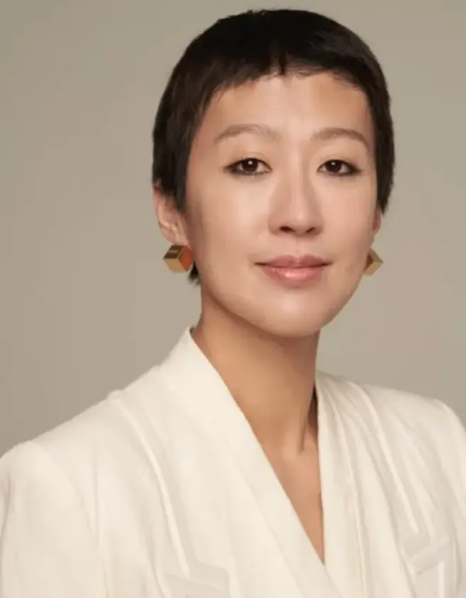 솔로지옥3-
짧은 머리 귀에는 금색 정육각형 귀걸이에 흰색 블라우스를 입고 미소짓는 홍진경