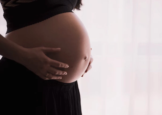 임신한 여성의 배