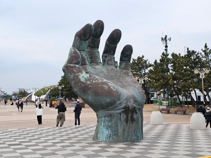 광장에있는-상생의손