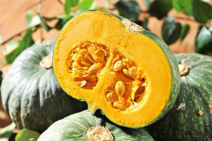 미니-단호박-여러개와-반으로-자른-미니-단호박