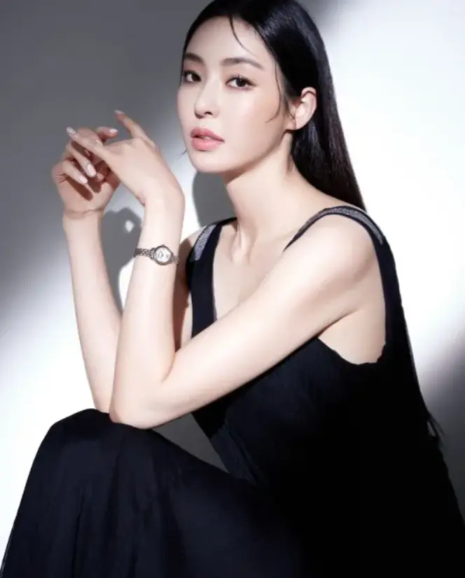 솔로지옥3-
긴생머리 나시 검은 원피스 왼손에 시계를 차고 두손을 모으고 정면을 바라보는 이다혜