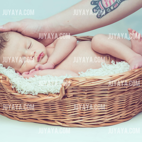 바구니 안에서 잠든 신생아와 다정하게 손을 올린 부모의 손. 평화로운 가족의 순간.