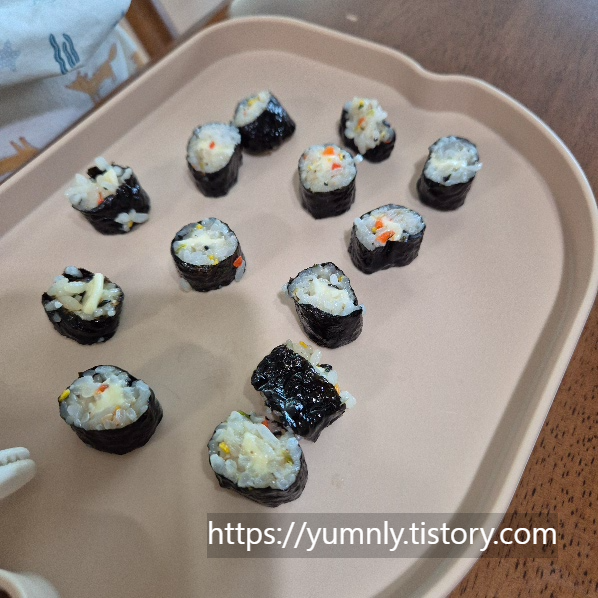 잘라서 접시에 담은 김밥