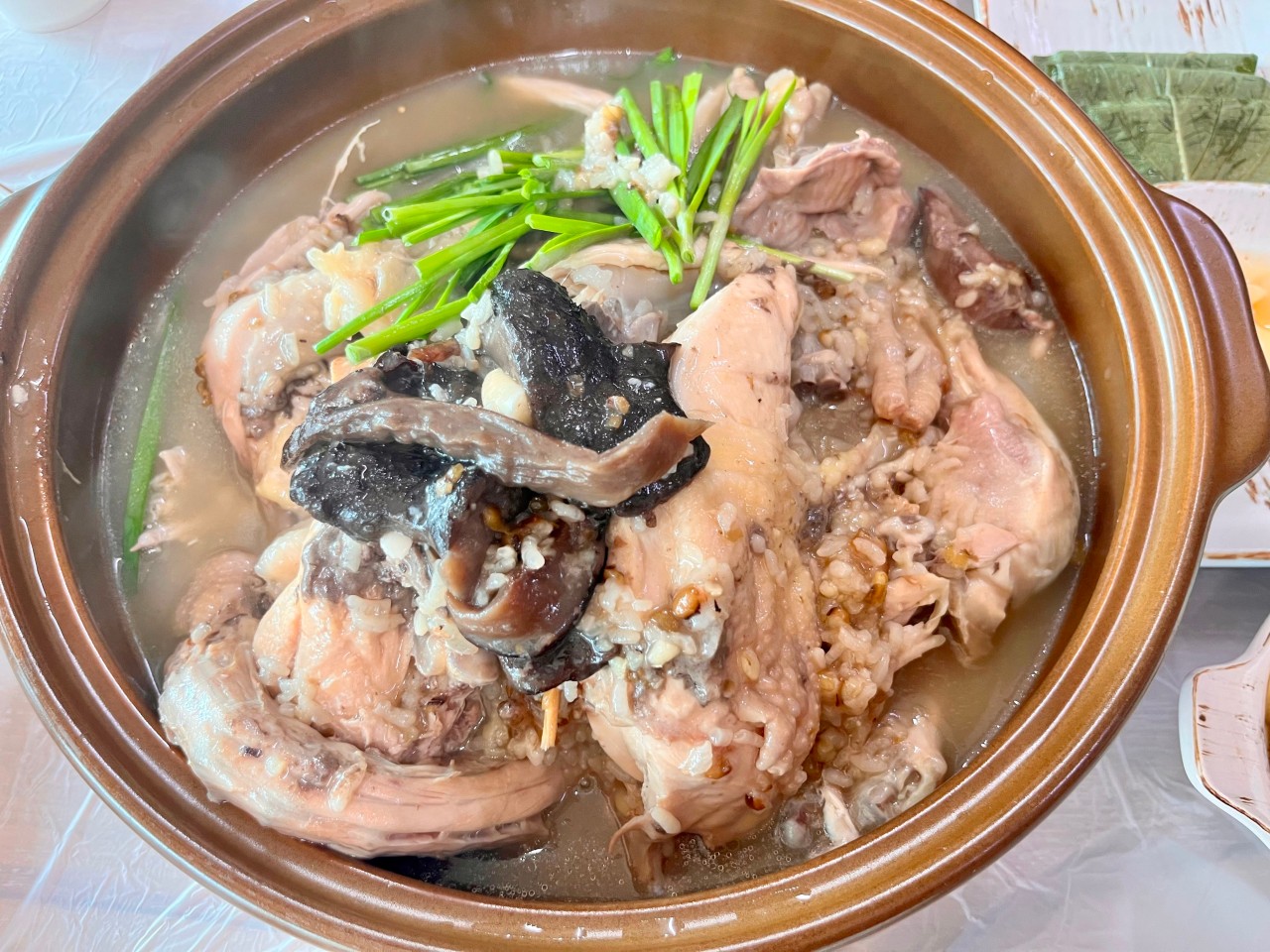 능이 누룽지 닭백숙 모습